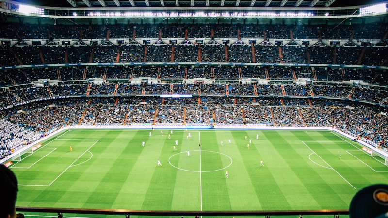 现代足球直播技术控制中心 - 大屏幕上显示着多场比赛的实时流媒体数据