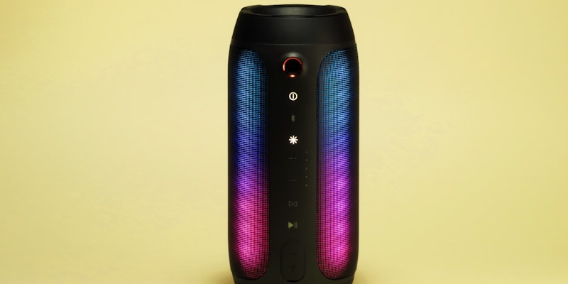 333体育深度专题文章配图 - 记者在赛场边进行采访和报道